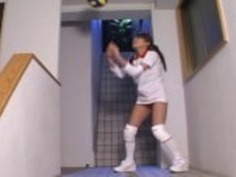 2人の男をオフ吸うスポーティな日本の女の子