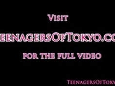 彼女の仕事での日本の十代の若者たちのぶっかけアクション