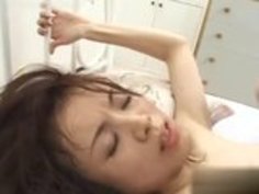 【無修正】激しい騎乗位を披露するお姉さんに中出し 他