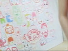 ひざまずくようにする必要があるハード・ディックに囲まれたひなの