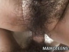 ティーン日本中部真由は若々しい体を披露する