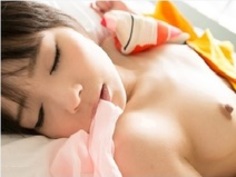 ホテルで2人きり可愛らしく着飾った美人娘の帯をほどき、純白の柔肌を味わう興奮’佳苗るか’和服