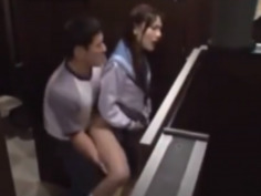 ネカフェでヤラレル女子高生♡　　襲われながらも内心喜んでいるヤリマン女子高生ｗｗｗｗ　声を押し殺して情事を楽しむ・・・