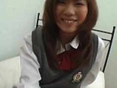 学校の制服の無邪気な女の子は、パンティーのアップスカートを点滅