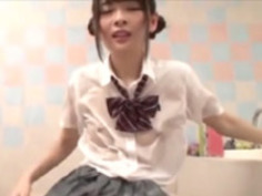 足コキをして興奮する美人娘【跡美しゅり】バックでスケベに喘ぐ