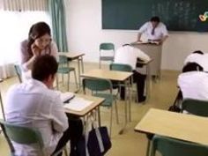 美女女教師佐々木あきが教室で生徒を誘惑してフェラをしちゃうエロ動画