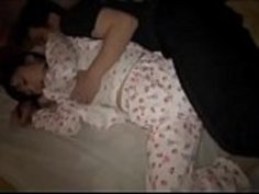 眠っている日本の十代の女の子が目を覚ます