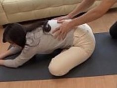 日本のママと息子はヨガのヨガの練習をするLinkFull：http://q.gs/E6ZYB