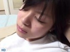 酔っぱらったジャパニーズ・レディーは顔を合わせて眠っている - もっと見るhttp://onlyjavhd.com