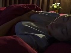 若い隣人に満足している主婦松下冴子