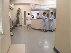 かなり半分の日本人の看護婦ティナ・ユズキは仕事でセックスの間に声を抑えようとします