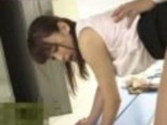 【秋山祥子】美脚のミニスカ女教師が、更衣室で生徒と着エロSEX