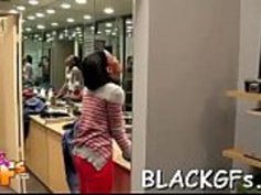 セクシーな日本のベイビーは、彼女の黒いつまみをとても激しく耕した