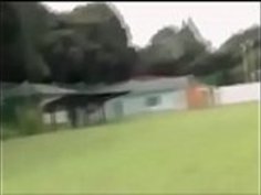 日本の女の子が追いかけられ、犯された.MP4