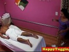 本当の日本のマッサージ師は彼女のクライアントを笑っている