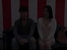 [Jap]一方的な鏡の反対側に彼女の愛する夫です！新婚の既婚女性は、いくつかの現金賞のためにストリップゲームをプレイする準備ができています！彼女の夫が反対側にいる間、この結婚した女性は暴力的に裸になっていますが、Sh ...