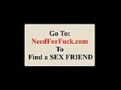 日本のママと息子はプールで遊ぶ