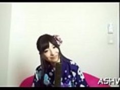 日本の湯たんぽが頭を剃り、剃毛された顎口が強く打たれる