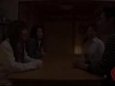 [Jap]私の新しい妻には、この2人の美しい美しい娘がいます。私たちはすべて床の上でお互いの隣に眠っていた。自分自身をコントロールすることができない、私は古いものに触れ始めた、そして彼女はそれを愛した！私たちが知りませんでした彼女の若い姉妹は覚醒とワットでした