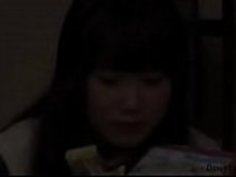 [Jap]毛布のヒーターの下で安全だと思う無邪気な女の子の盛り上がりをプレイ。彼らは周りに他の人々がいるので、彼らのパンティは興奮で溺れているので、彼らはモアンすることはできません、そして、彼らは私の上に吸う濡れた猫を回す..