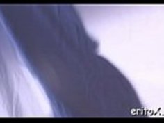 ハッピーな日本のセックス人形は、本当の娼婦のようなコックを扱っています