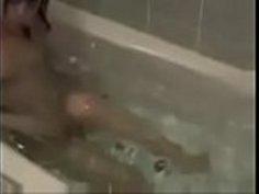 日本の女の子は指で、水浴では歯ブラシでマスターベーションする