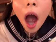 【上原亜衣】同級生のチンコをフェラ抜きして口内射精されたザーメンを連続ごっくんするスケベ女子高生