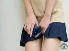 女子校生はトイレに並んで待っている間放尿します。