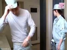 清掃員の織田玲子がトイレでベロチューからのフェラチオをしている