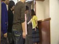 息子のサークル仲間の大学生に媚薬を盛られて犯される母親