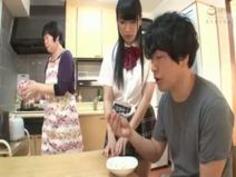 ケンカしてるふりして親に隠れて声を押し殺しながら中出し近親する兄妹