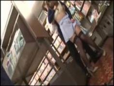 本屋にいたウブ娘が媚薬をたっぷり塗ったリモバイをいきなり入れられ発情SEX