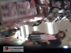 ミニスカギャル逆さパンチラ2