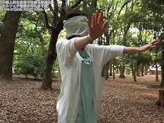 目隠しして公園を手探りで歩く