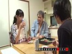 母親の双子の妹が最近よく泊まりに来るので一発ヤリたい