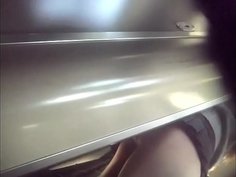 超ミニスカ美脚JK電車内逆さ撮り