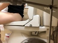 大っきいビラビラがチラッと見えるお姉さん