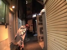 飛びっこ散歩 ～リモコンバイブ装着して夜の路地裏散歩～ 1