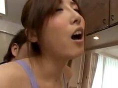 裸エプロン姿で家事をする美人妻に我慢できずに襲い掛かりパコ開始