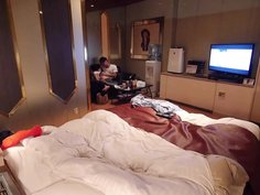 やらせなし完全リアル【個人撮影】【隠し撮り】　34歳人妻　神戸美人　若い男との濃厚接吻　浮気密会　昼のラブホテル