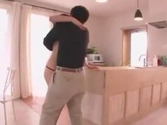 「奥まで突いてぇ」巨乳妻が近所の若男を誘惑し性欲を満たす