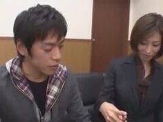 スーツ姿の痴女お姉さんが面接中に若いチンポに発情パコ！