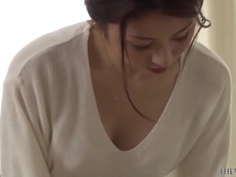 普段から豊満な胸を覗かせる熟女は、オナニーを目撃され、なし崩しでセックスしてしまう悪い女 [MGHT-216]