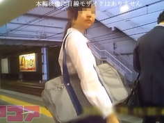 ［逆さ撮り］JRのJのK股の間に長時間差し込んで純白パンチラ