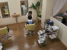 母親に連れて来られた息子を痴女る 魔性☆美容室 「ボクのオチ○チン大きいね、お姉さん将来が楽しみだな」 美容師 あけみみう