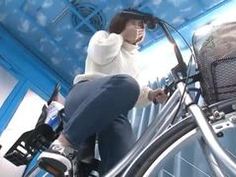 自転車をこぎ続けられたら賞金獲得！サドルに仕掛けられた電マが快感すぎて潮吹きアクメ！マ...