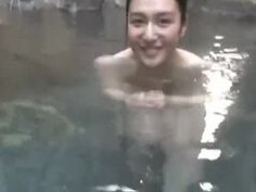 黒髪が似合う清楚系素人美女と温泉旅行→ノリノリで風呂場セックスに応じてくれた件ｗ