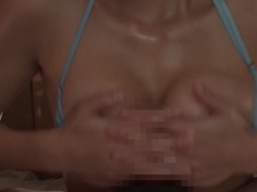 夫のすぐ側でマッサージ師の超テクに溺れる欲求不満な巨乳若妻 美乃すずめ