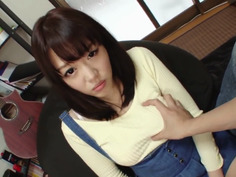 AVオタクの僕ん家に巨乳同級生がやってきて谷間チラで挑発 浜崎真緒