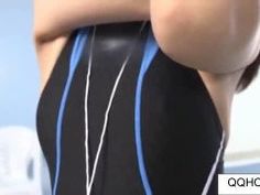 美咲かんな 水泳教室でデカチンに興奮する美人インストラクター！おっぱいポロリで挑発してチ...